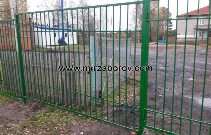 № 4004 Сварной металлический забор для школы