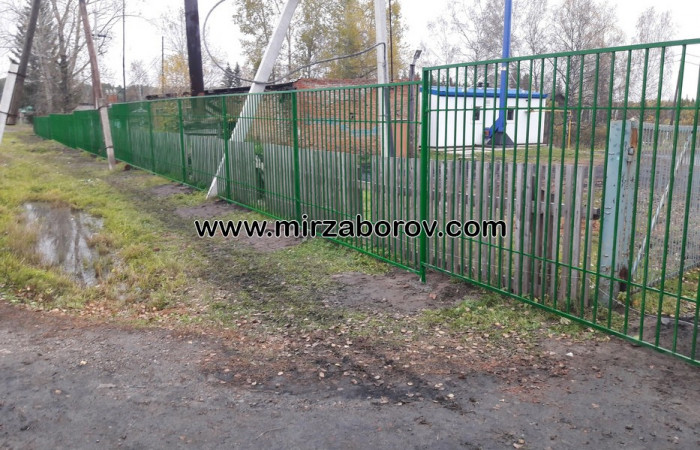 № 4004 Сварной металлический забор для школы