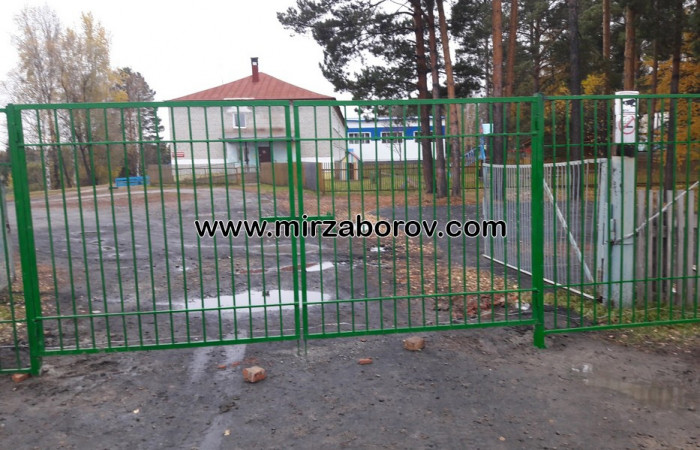 № 4004 Сварной металлический забор для школы