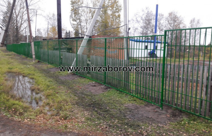 № 4004 Сварной металлический забор для школы